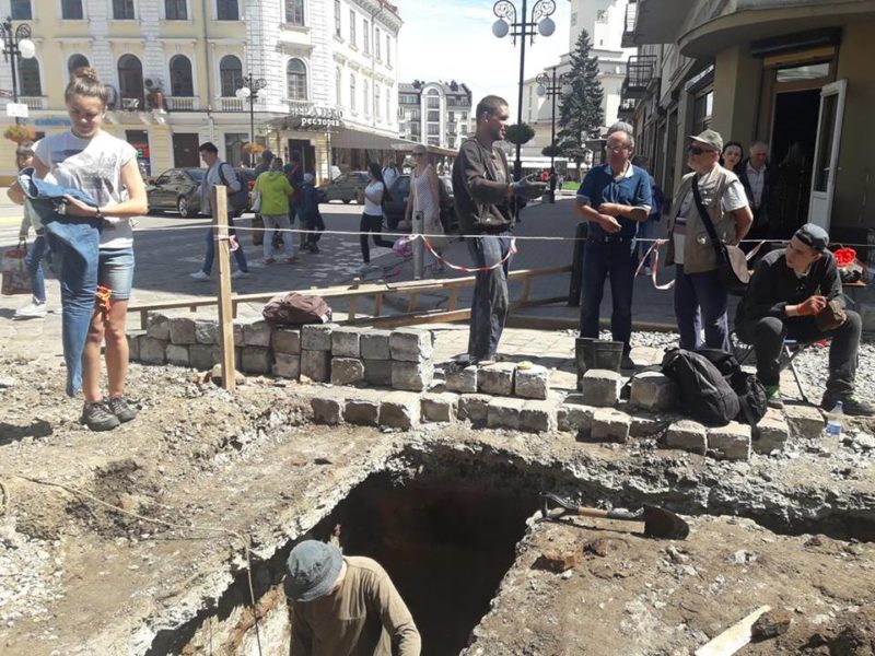 Невідомі кинули петарду у дослідників Тисменицької брами