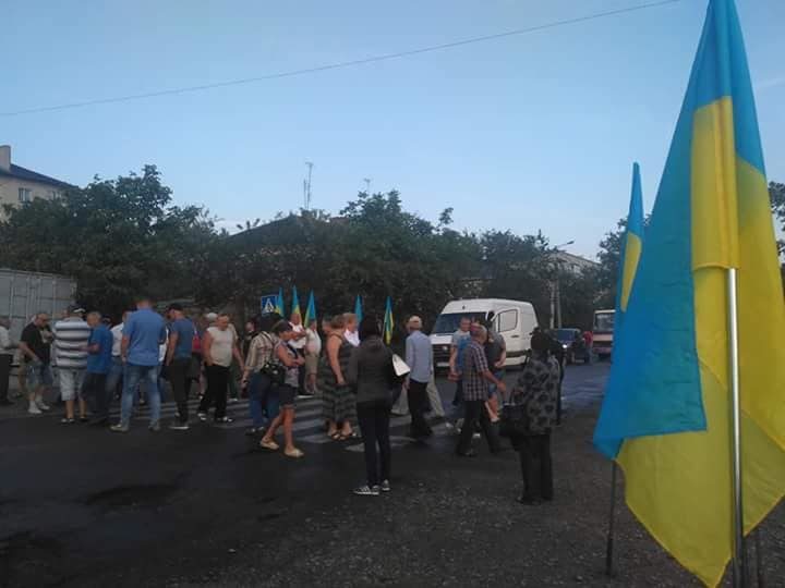 На Прикарпатті люди перекрили дорогу державного значення на Львів (ВІДЕО)