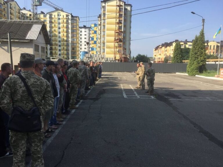 Прикарпатські резервісти вирушили на навчальні збори (ФОТО)