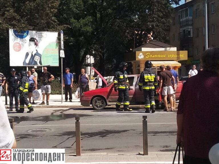 У середмісті Франківська загорівся автомобіль