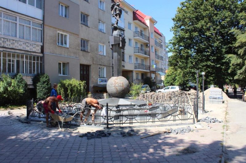 Біля одного з франківських пам’ятників облаштовують територію (ФОТО)