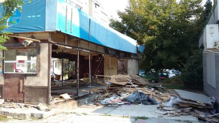 На Тичини, де з’єднуватимуть два бульвари, активно демонтовують споруди (ФОТО)