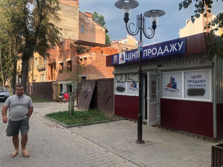 Біля незаконної забудови на Шевченка з’явився МАФ із продажу квартир (ФОТОФАКТ)