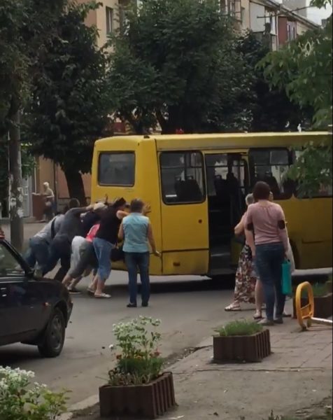 У центрі Франківська пасажири штовхали поламану маршрутку (ВІДЕО)