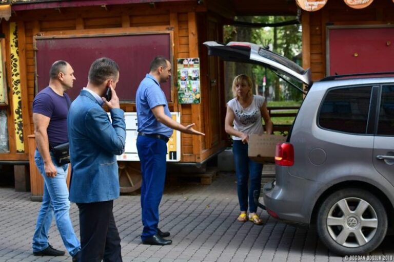 Марцінків особисто зробив зауваження водіям, котрі заїхали на пішохідні зони (ФОТО)