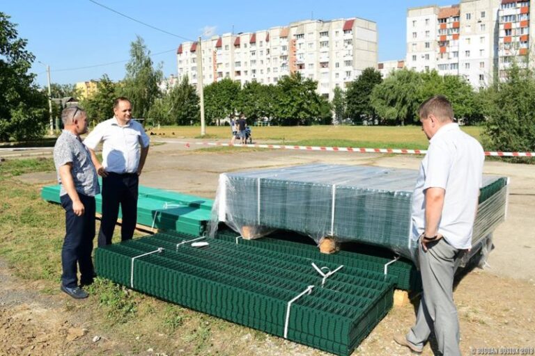 Чергова франківська школа збагатиться новим футбольним полем (ФОТО)