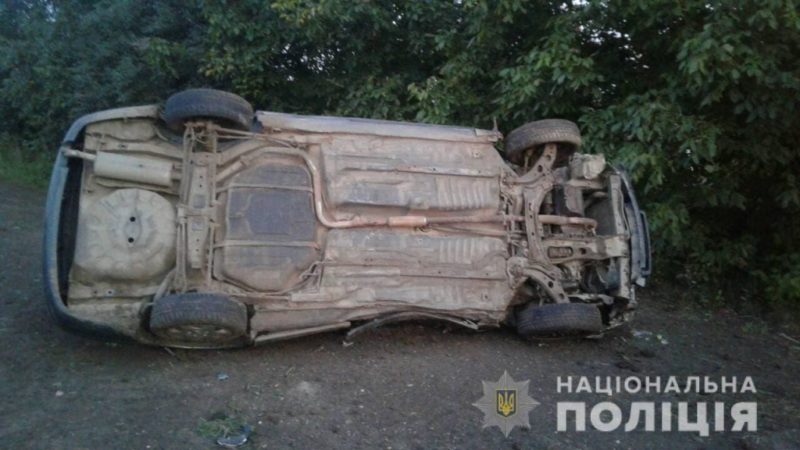 Смертельна ДТП на Франківщині: автівка на швидкості врізалась у дерево (ФОТО)