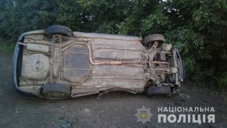 Смертельна ДТП на Франківщині: автівка на швидкості врізалась у дерево (ФОТО)