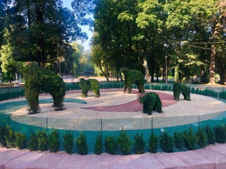 У франківському парку завершили облаштування клумби з “родиною слонів” (ФОТОФАКТ)