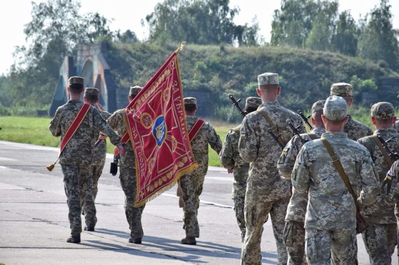 У Франківську з нагоди Дня авіації України нагородили військових льотчиків (ФОТО)