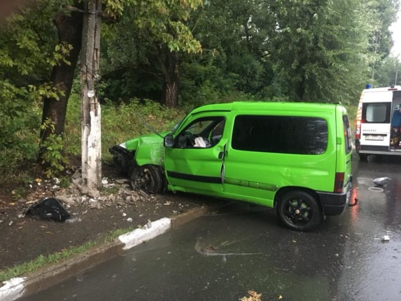У Калуші через воду на дорозі автівка в’їхала у стовп, є постраждалі (ФОТО,ВІДЕО)