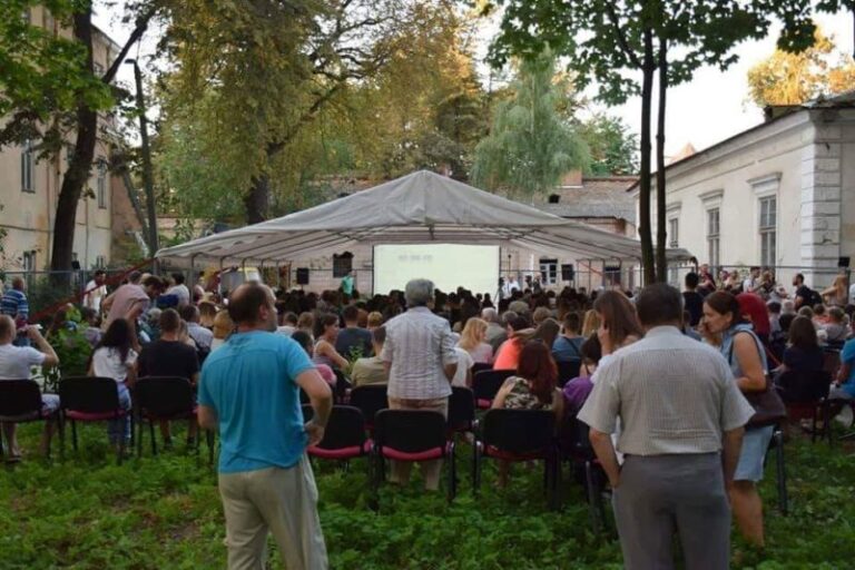 Кінопалац Потоцьких: у Франківську вкотре покажуть українське кіно просто неба