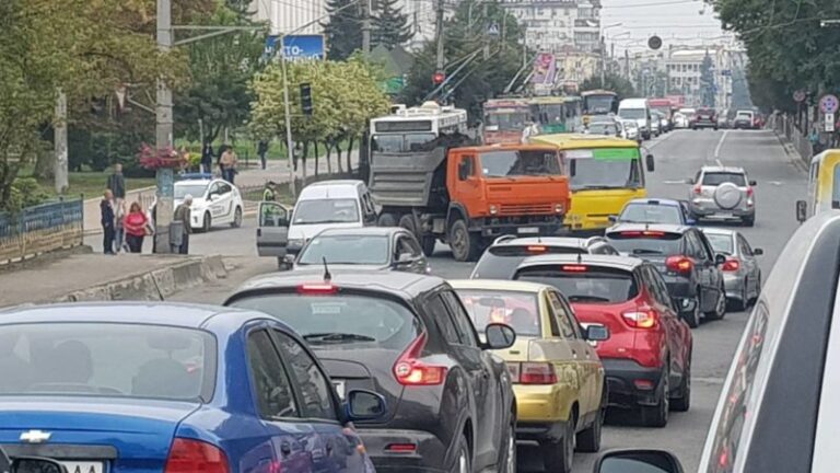 Через ДТП Камазу та мінівена вулиця Незалежності зупинилася у великому заторі (ФОТО)