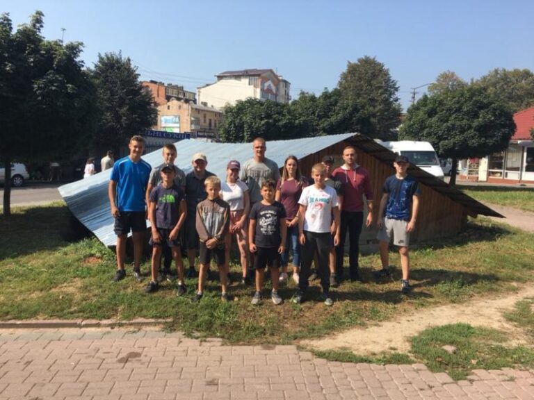 Франківці провели толоку на “заморожених” розкопках біля Палацу Потоцьких (ФОТО)
