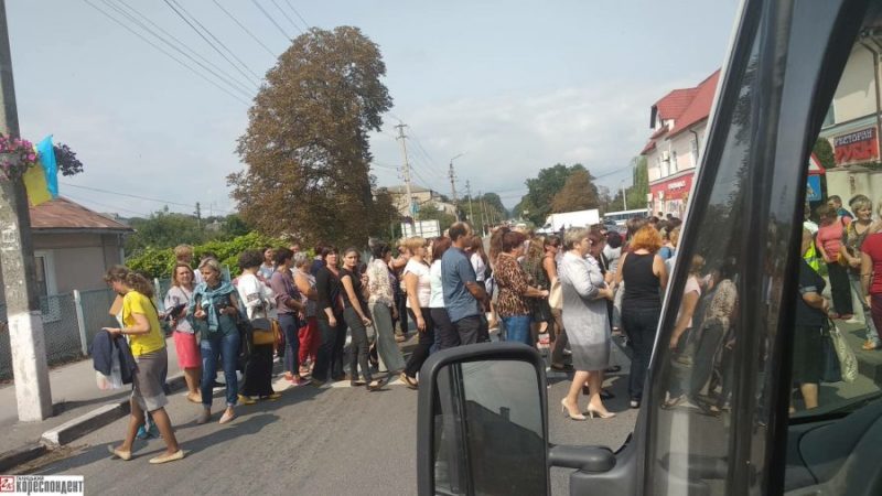Рогатинські освітяни перекрили дорогу Івано-Франківськ – Львів (ФОТО)