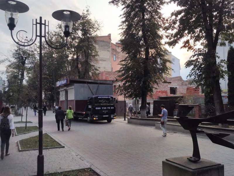 У Франківську демонтували скандальний МАФ по продажу квартир на Шевченка (ФОТО)