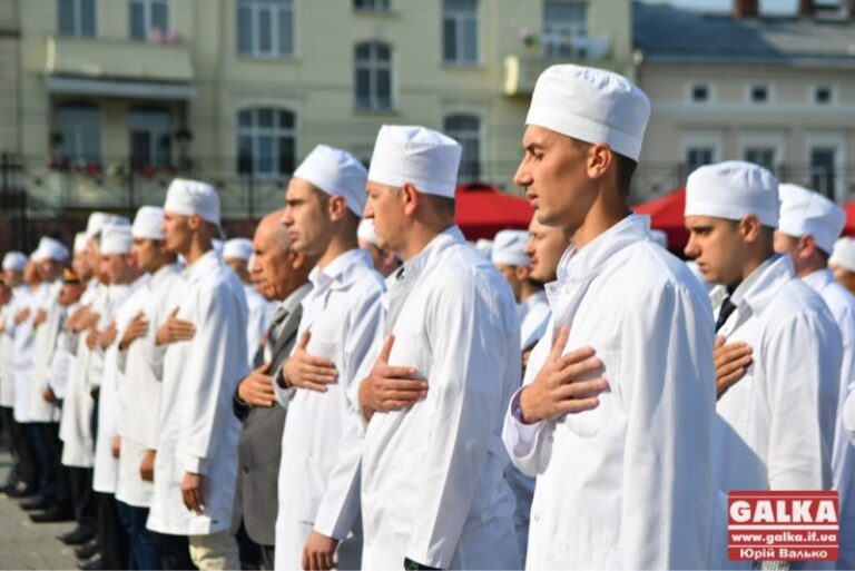 Близько 70 студентів франківського медуніверситету склали військову присягу (ФОТО)