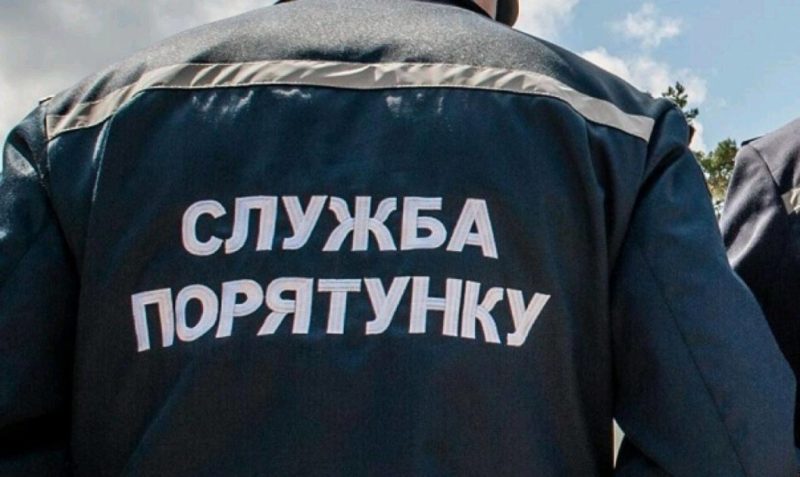 На Франківщині рятувальники витягали з автівки травмованого водія