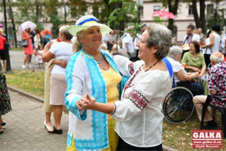 Марцінків відзначив подяками франківців, які долучилися до організації табору для людей “золотого віку” (ФОТО)