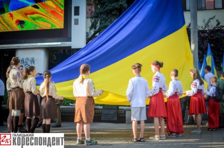 В Івано-Франківську урочисто підняли державний прапор України (ФОТО)