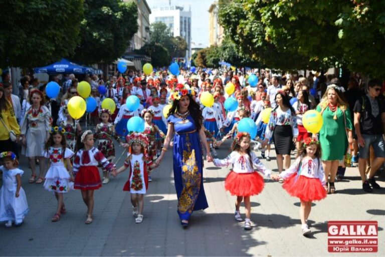 Тисячі франківців пройшли урочистою ходою з нагоди Дня Незалежності (ФОТО)