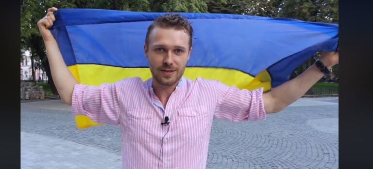 Головний актор “Сторожової застави” продає з аукціону прапор, за який його побили (ВІДЕО)