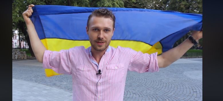 Головний актор “Сторожової застави” продає з аукціону прапор, за який його побили (ВІДЕО)