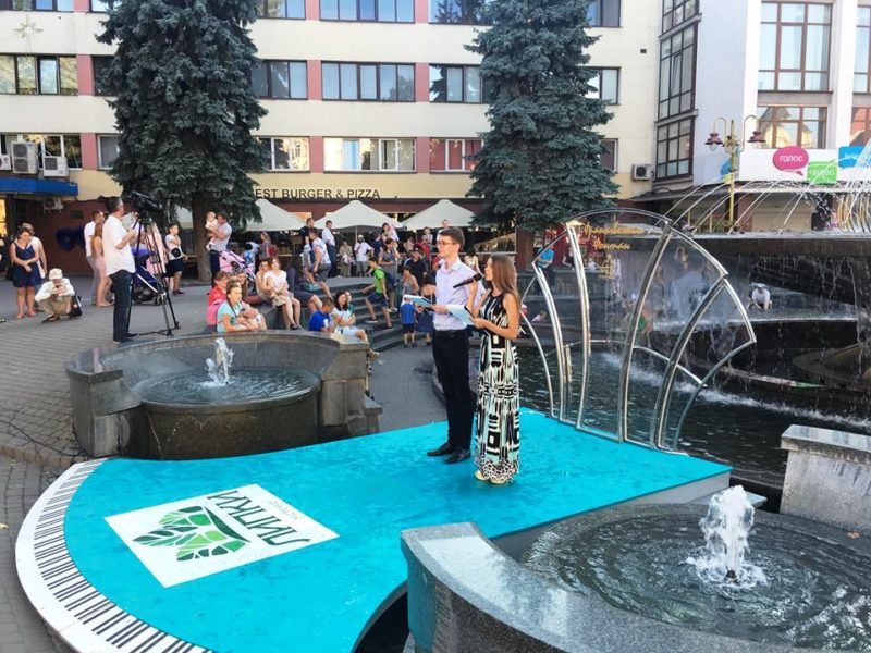 Чудові пісні, спогади і святковий торт: «Франківський фонтан» відкрив 5 сезон (ФОТО)