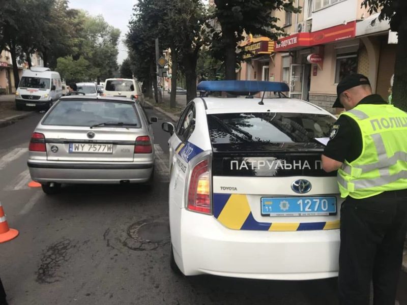 На Бельведерській водій “на євробляхах” взяв на таран “Пріус” патрульних (ФОТОФАКТ)
