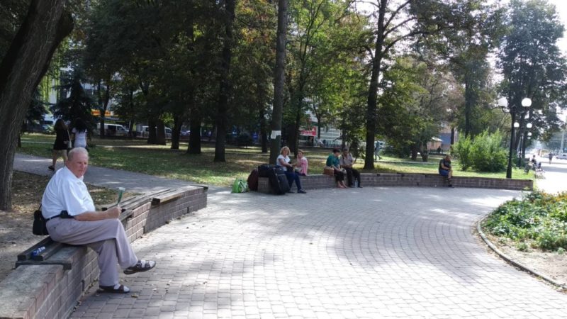 Ромів і безхатьків у привокзальному сквері немає, а запах лишився (ФОТО)