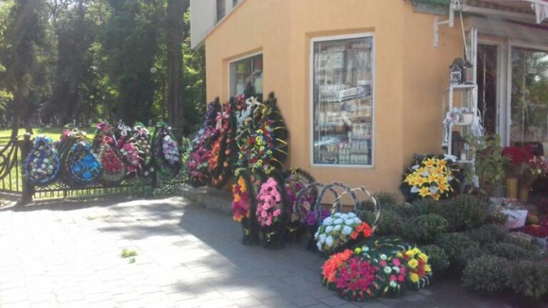 Муніципали закликають франківців не нести на кладовища штучні квіти