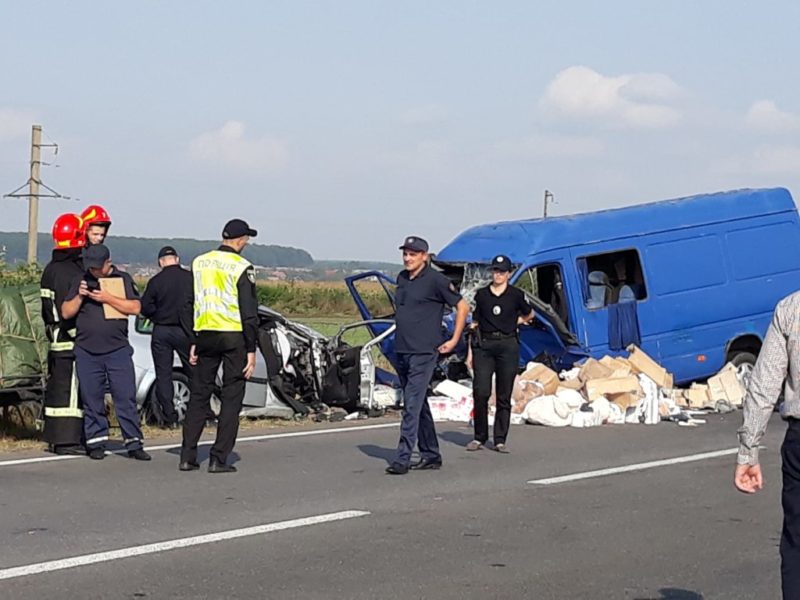 Поліція назвала причину ДТП у Коломиї, в якій загинула сім’я і ще семеро отримали травми (ФОТО)