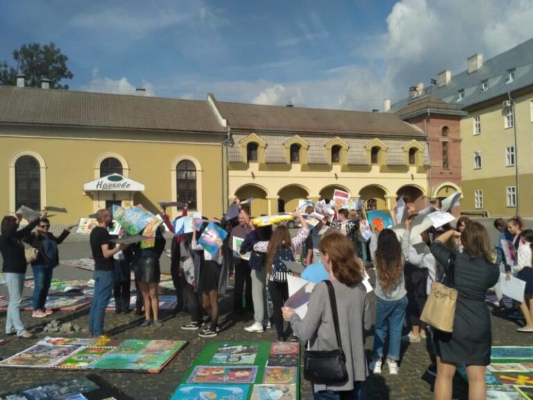 У Франківську “миттєво” представили понад три тисячі картин юних прикарпатців (ФОТО)