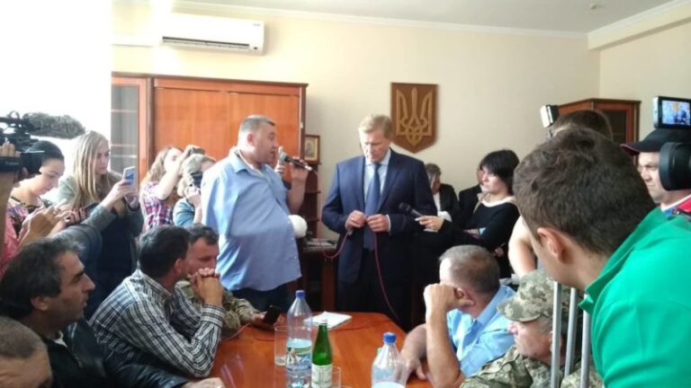 З криками та лайкою. Голова ОДА та пікетувальники емоційно говорять про ремонт дороги “Делятин-Яблунів” (ВІДЕО)