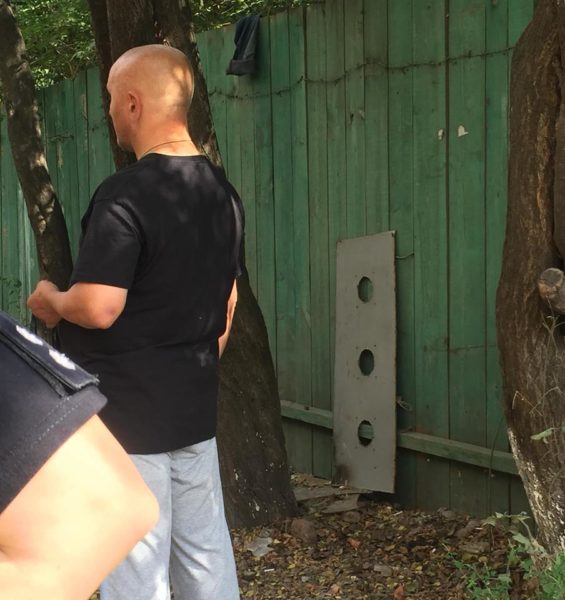 У Франківську посеред дня чоловік домагався до жінки. Перехожі не звертали увагу (ФОТО)