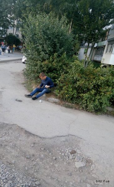 Біля франківського бару побили чиновника, що прийшов з перевіркою (ФОТО)