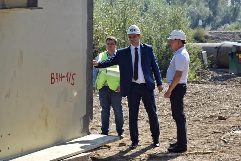 Міст на Пасічну: на будівництво привезли багатотонні металеві елементи майбутньої переправи (ФОТО)