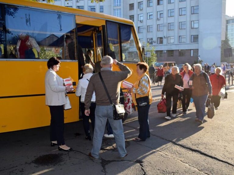 Спорт, концерти, дискотека: 25 франківських пенсіонерів відправилися на відпочинок у табір “Лімниця” (ФОТО)