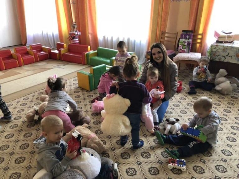 Франківські молодята просили гостей замість весільних подарунків приносити іграшки для сиріт (ФОТО)