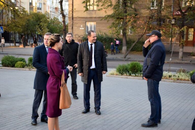 Мер просить франківців зробити надзусилля – донести сміття до урни (ФОТО)
