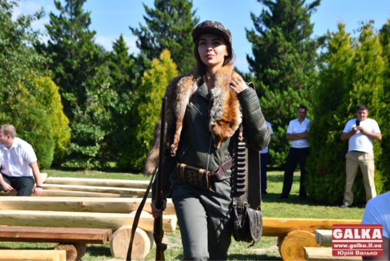“Свято з трупами на плечах”, – зоозахисники про дефіле мисливського одягу в Галичі