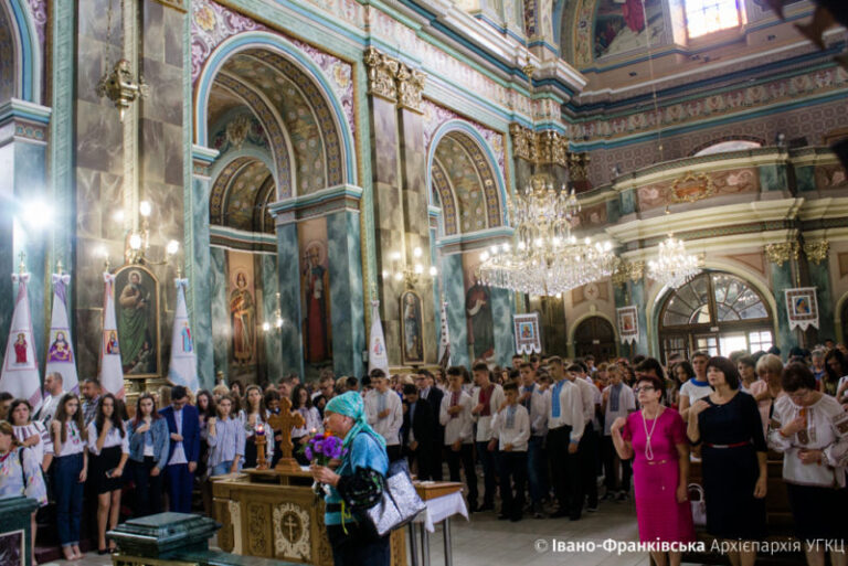Всеміський молебень за учнів і вчителів провели у Франківську (ФОТО, ВІДЕО)