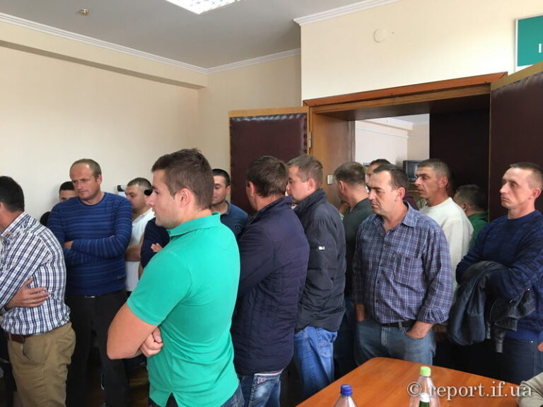 Отець, дзвони до Шевченка – У Франківську пікетувальники вимагають від ПБС завершити обіцяний ремонт