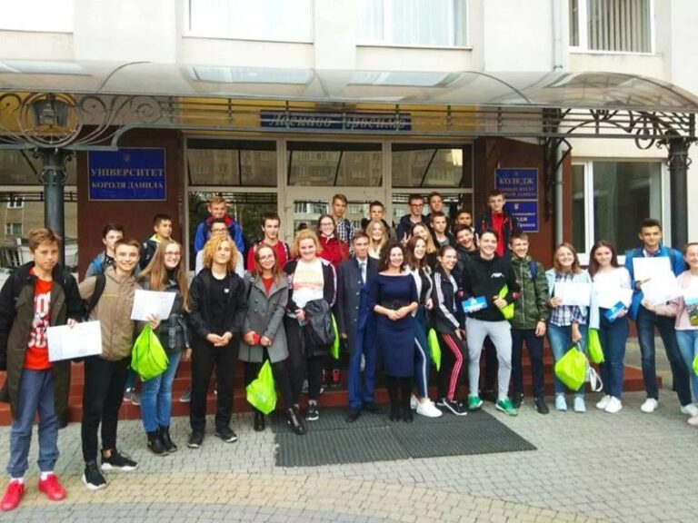 За пройдений квест про Івано-Франківськ школярі виграли безкоштовне навчання у виші (ФОТО)