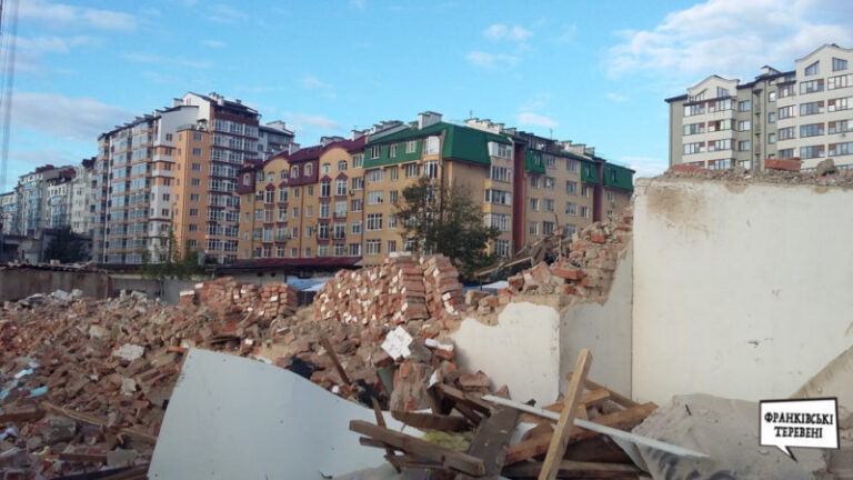 В обласному центрі на шляху нової дороги активно зносять будівлю “п’яного базару” (ФОТО)