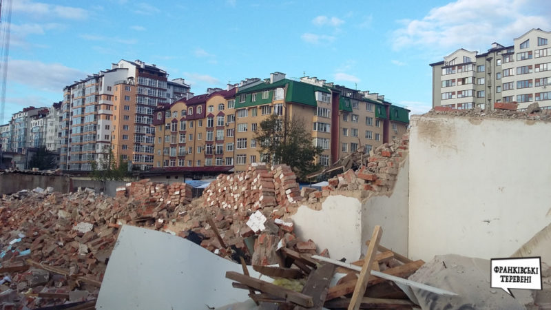 В обласному центрі на шляху нової дороги активно зносять будівлю “п’яного базару” (ФОТО)