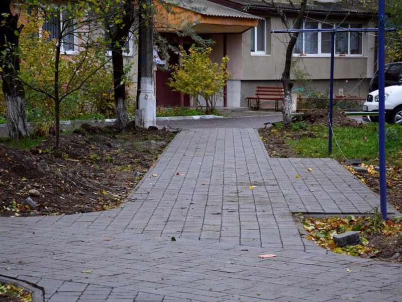 На Коновальця активно ремонтують один з дворів (ФОТО)