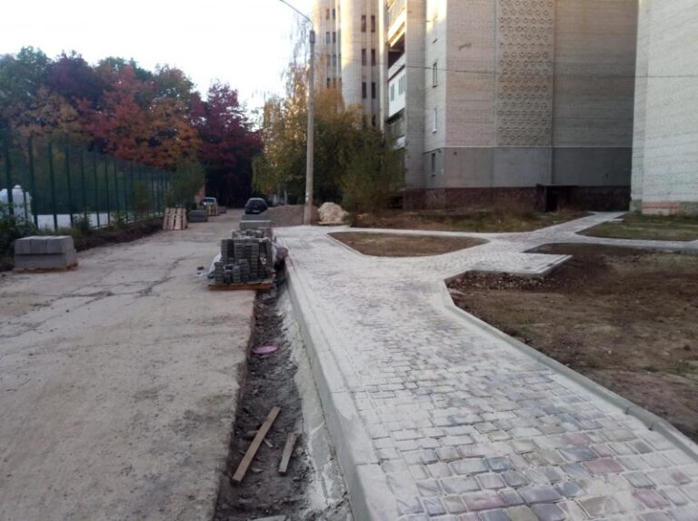 Чергову порцію дворів на “Бамі” доводять до ладу (ФОТО)