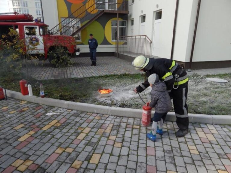 МАРСіани вчили франківських дошкільнят гасити пожежу (ФОТО)