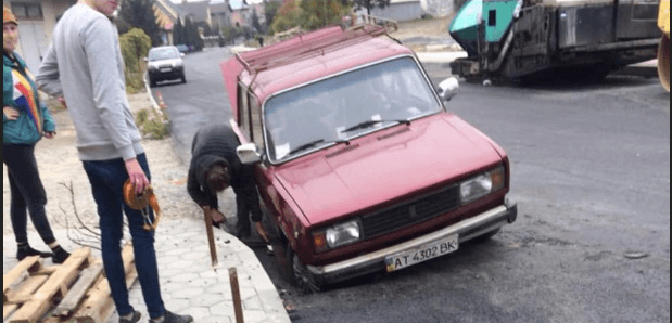 На Каскаді у відкритий люк провалилася автівка (ФОТО)